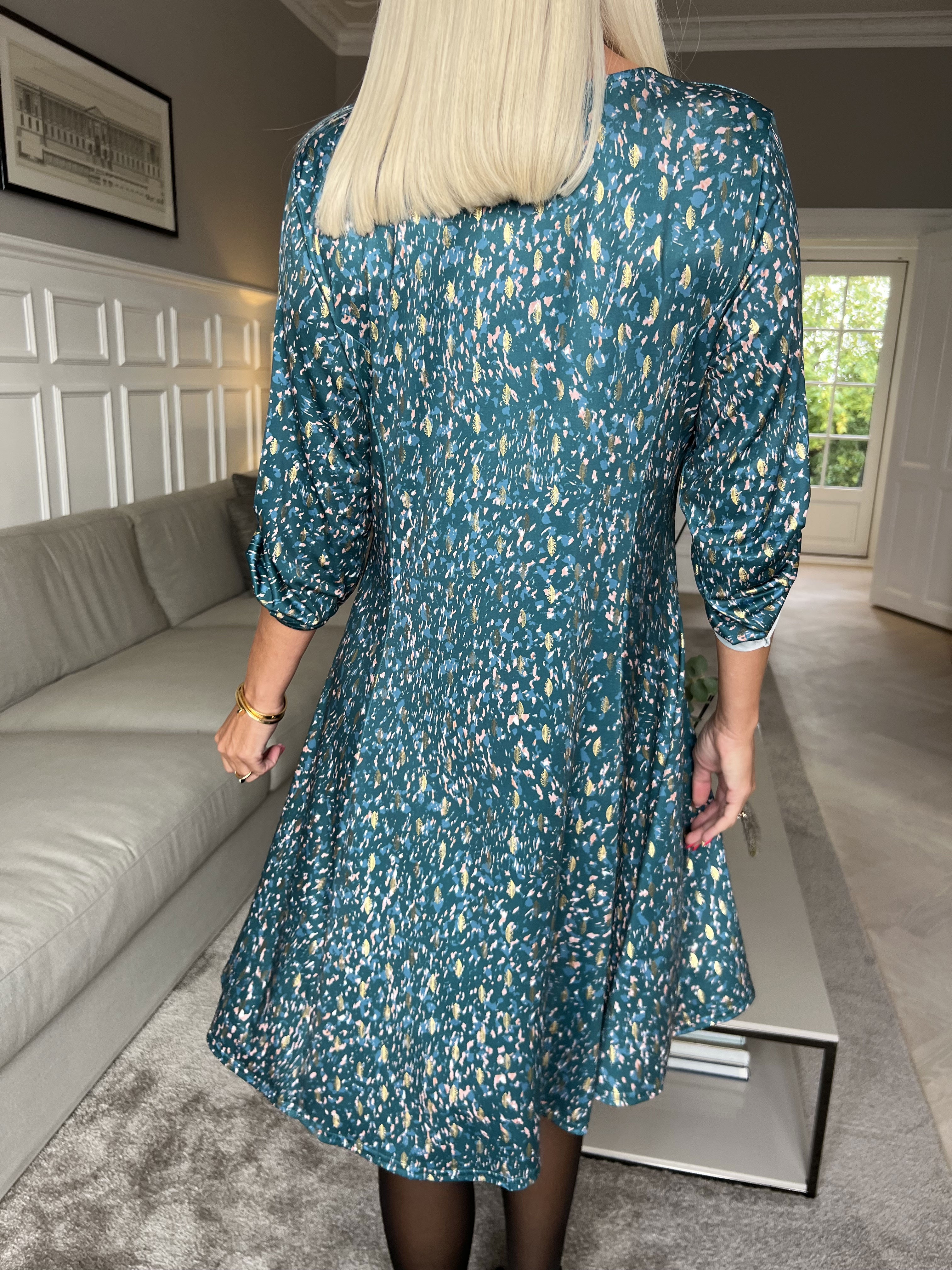 Maj Pattern L/S - Elastisk kjole i print med gulddetaljer